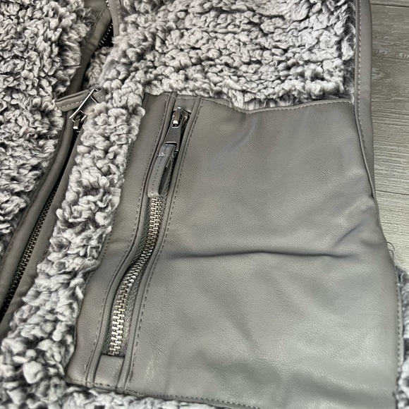 NWT!! NEW- grey Abercrombie & Fitch Cloud Sherpa Vest - Picture 2 of 13